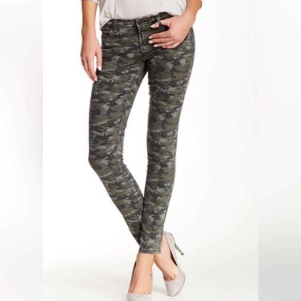 Blank NYC women’s skinny leg camouflage jeans 26w